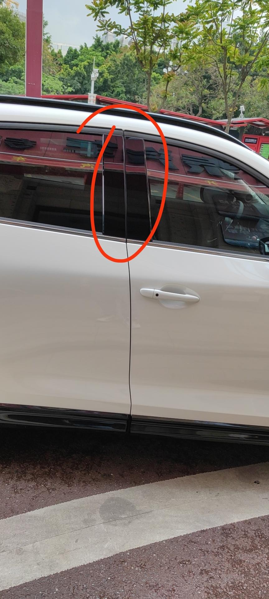 马自达CX-5 21款2.0黑骑士、3千公里、车窗这位置、类似烤漆的材质、今天停车场看、突然发现花了、可能是洗车擦花的？