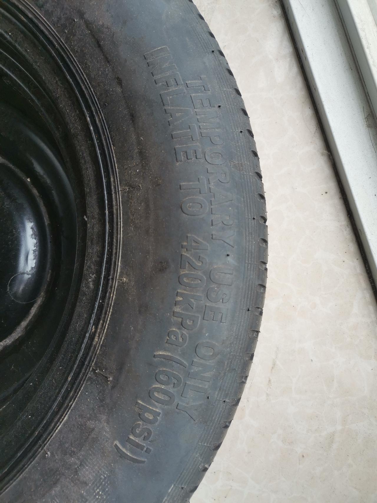 马自达CX-5 你们都说轮胎充气2.5kpa就可以，不过我的备胎上标注的420kpa，怎么回事？