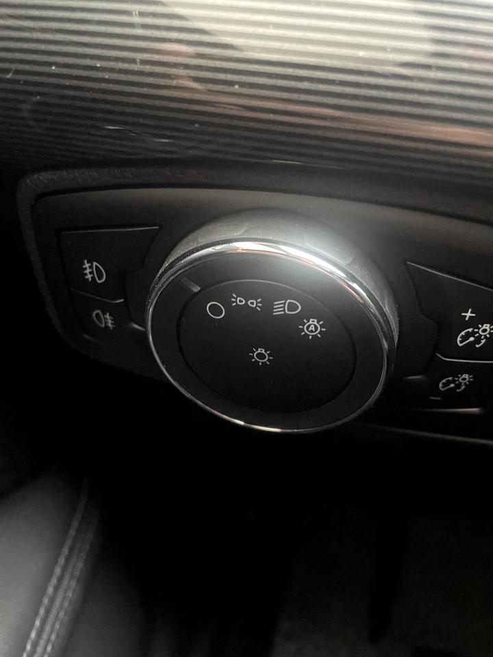 福特金牛座 各位，你们的车灯开关对应的功能对吗？我的最左边O位置是开示廓灯，而左边第二个两个灯的是对应全关。