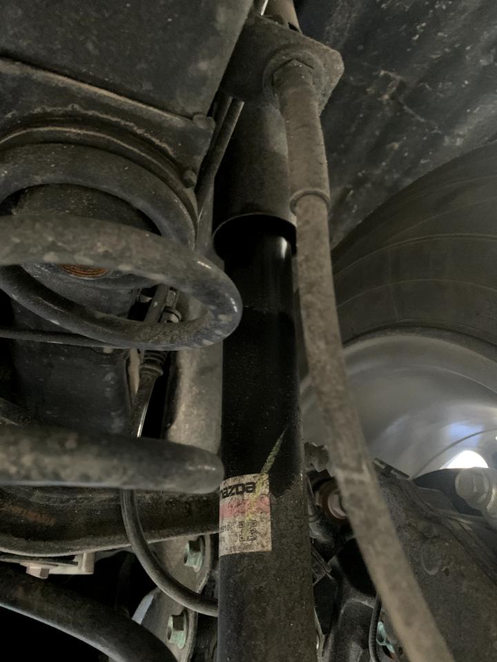 马自达CX-5 首保发现双侧减震漏油，4s店说正常，都这样。你们也是这样吗？怎么处理呢？