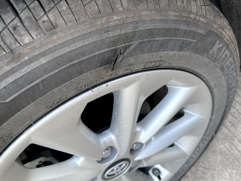 丰田卡罗拉 请问轮胎不知道怎么了破了一点，需要换胎吗？求好心人解答。