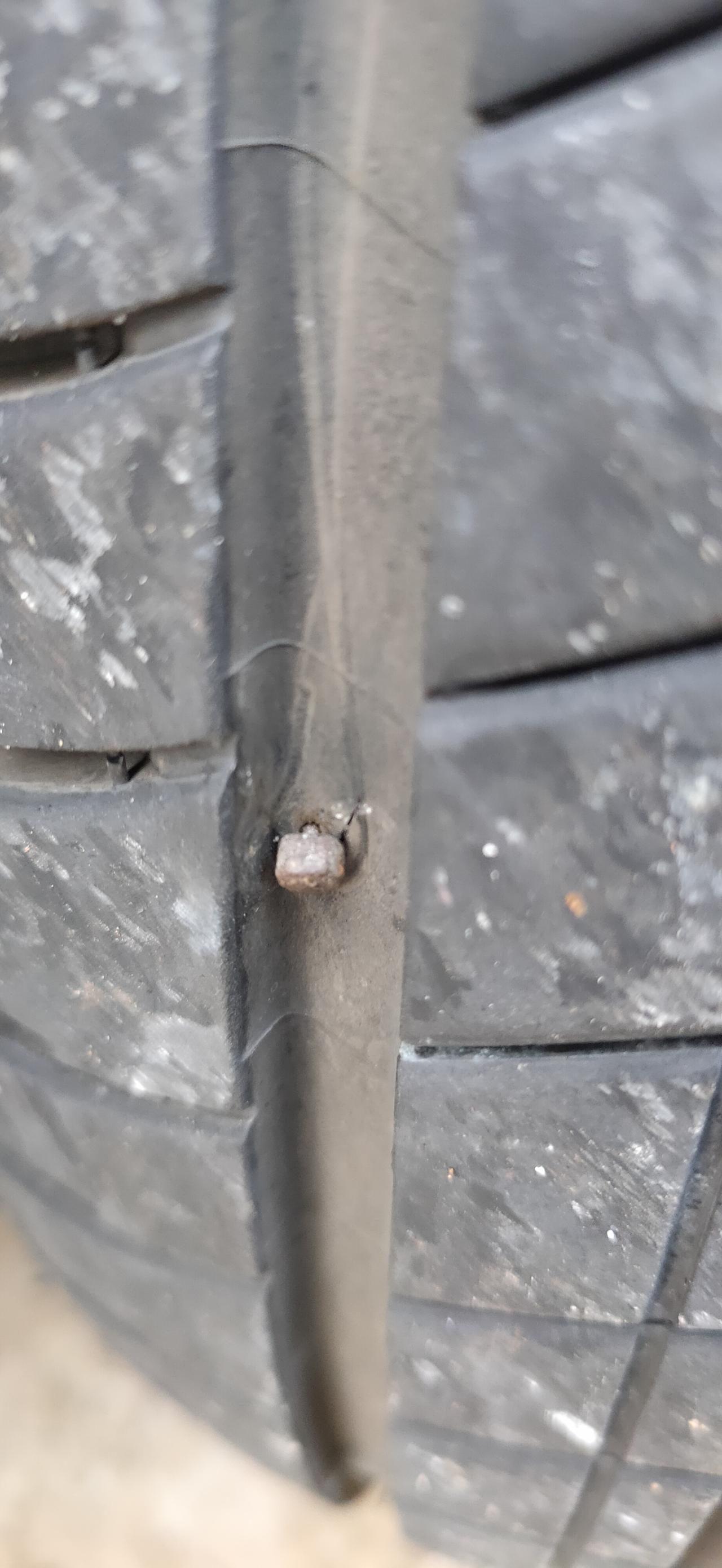 丰田卡罗拉 【高人】轮胎扎了钉子，钉子长1-1.2厘米/公分，钉子不粗挺细的（位置详见图），这几天一直关注着胎压没变