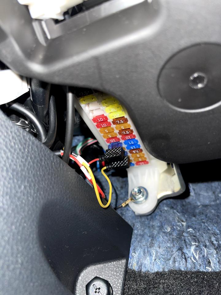 丰田卡罗拉 行车记录仪用降压线的大家，都是接哪个口啊？客服说红线接点火acc黄线接常电，我这个接的对吗？