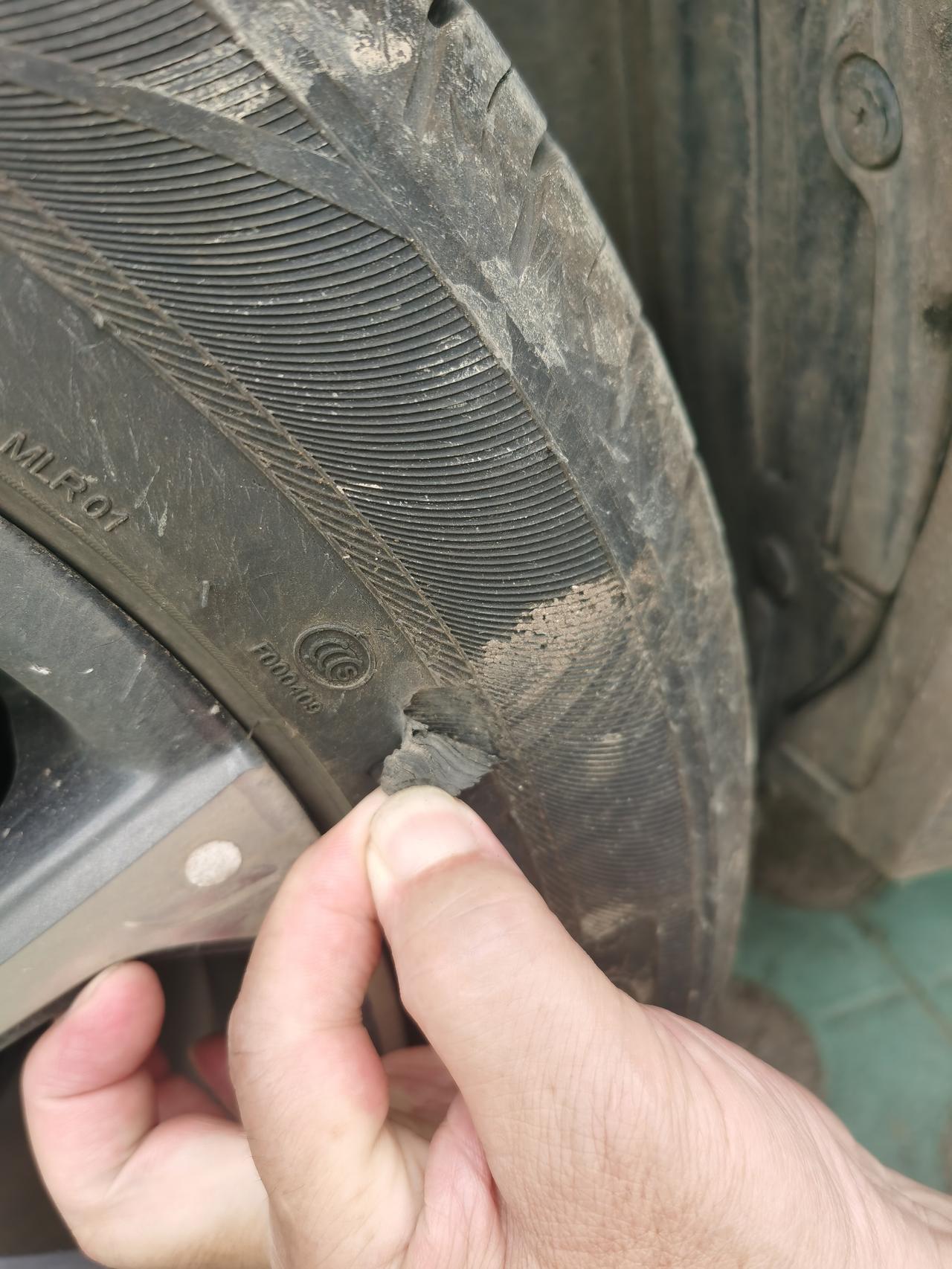 长安CS35 PLUS 轮胎刮到了 哪位能告诉我严重吗 需要更换吗