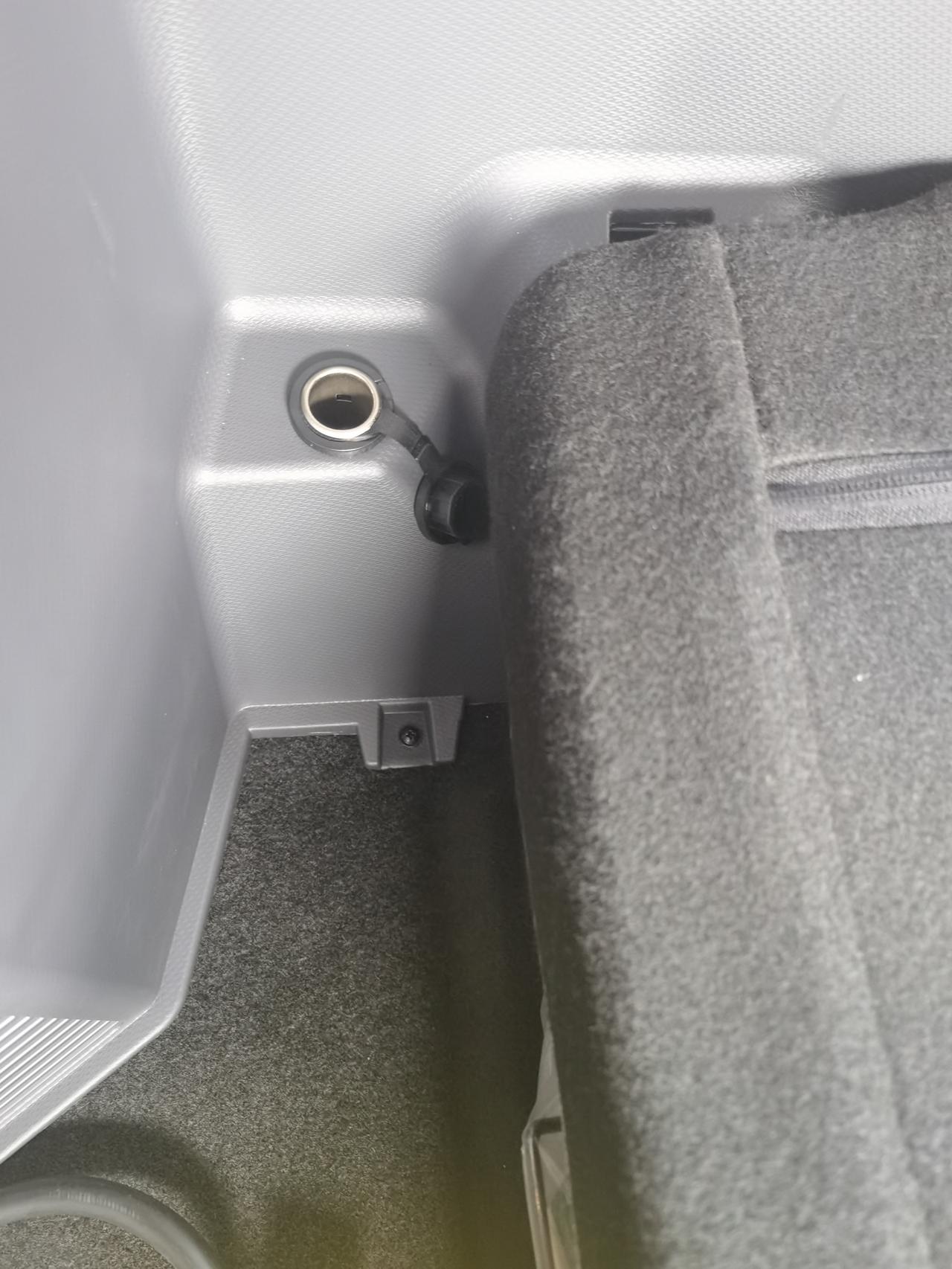 奇瑞新能源QQ冰淇淋 后排座位的侧面有个圆孔是干啥的