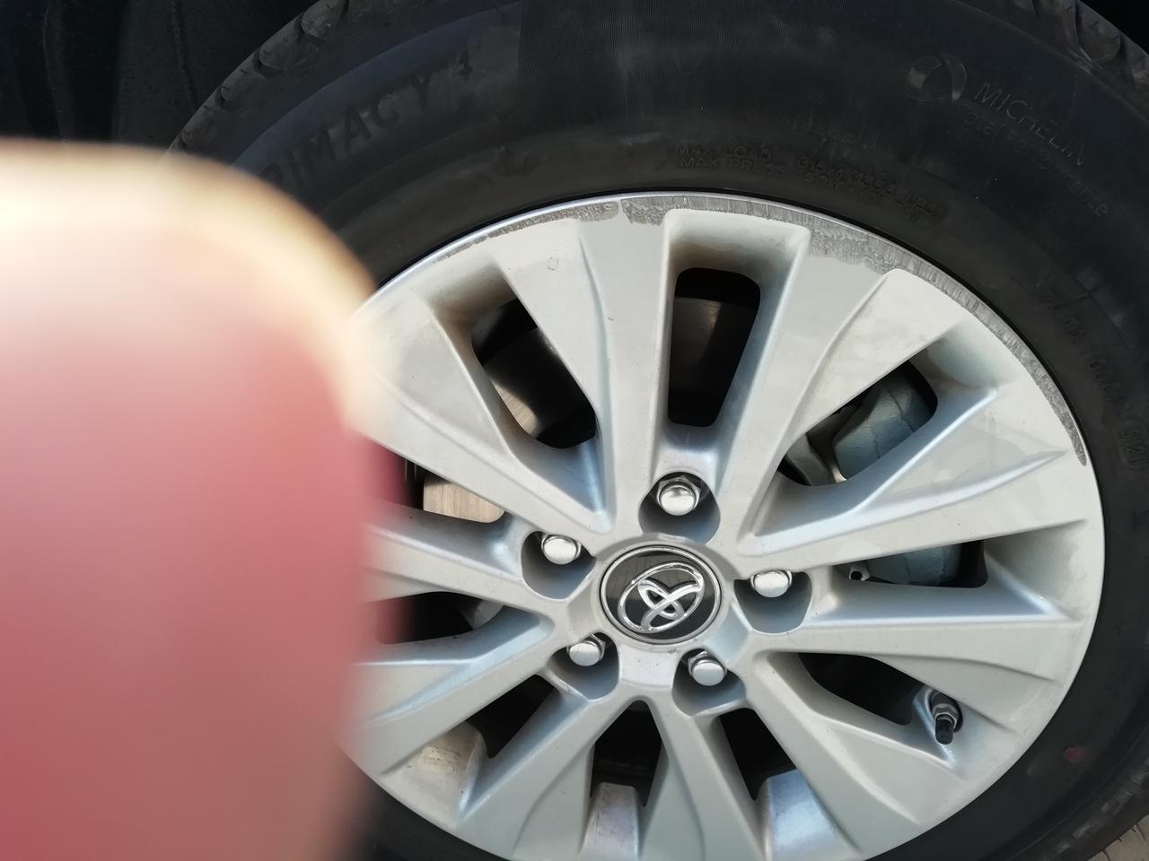 丰田卡罗拉 ，不小心靠边停车把轮胎轮毂给刮蹭这么长，这个怎么处理好?对行驶有影响吗?心疼!