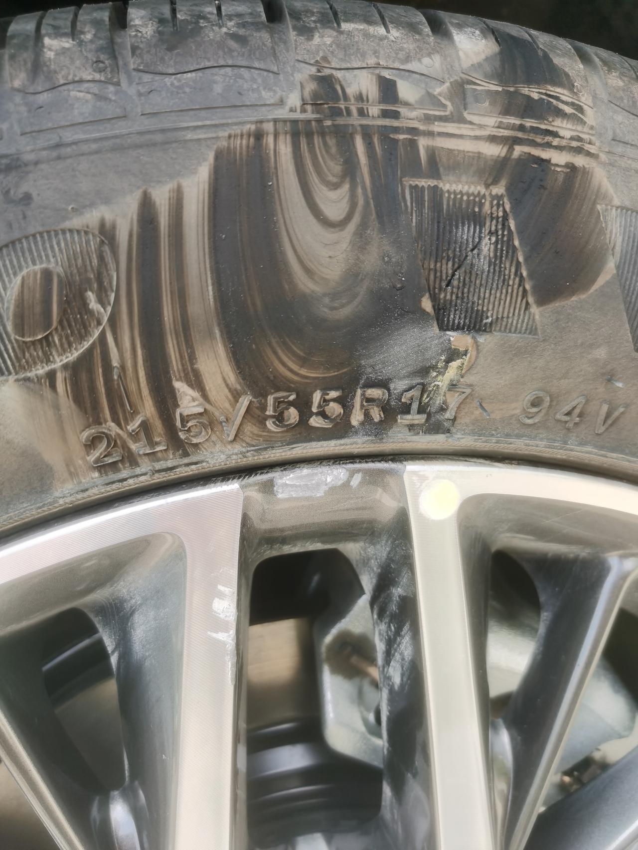比亚迪秦PLUS DM-i 拐弯挂到马路牙子上，轮毂伤到了，轮胎表面刮开一条缝，有必要处理吗？