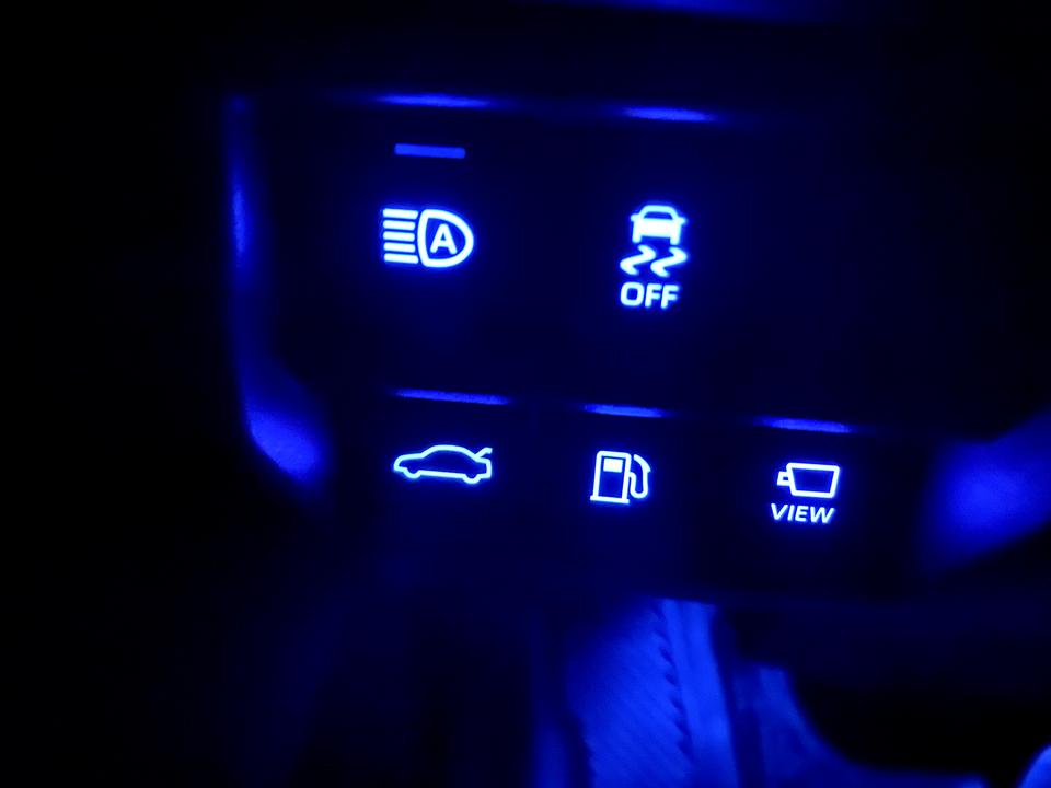 丰田亚洲龙 油箱上面的按钮是什么用途