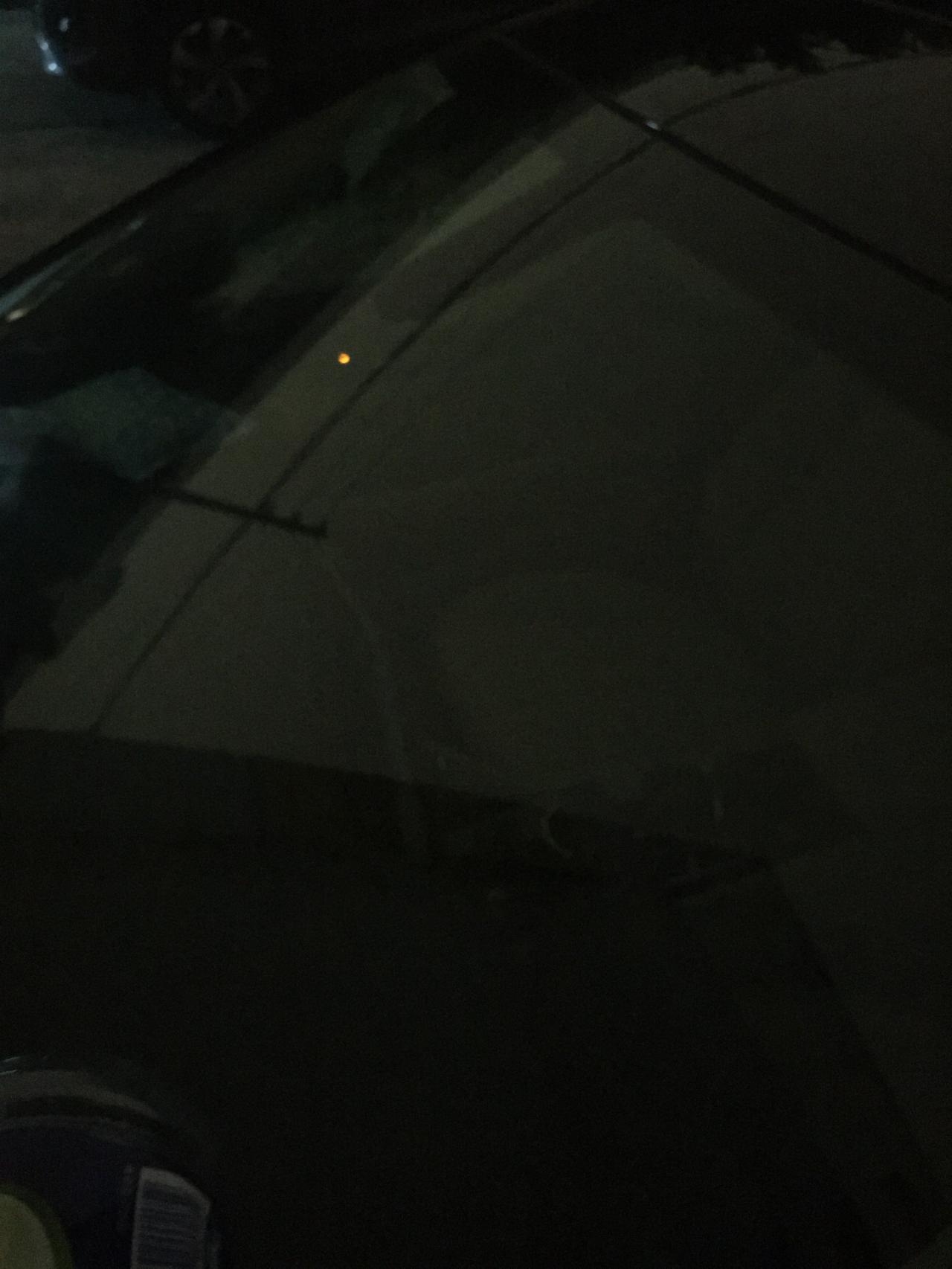 别克君威 锁车后车车窗下面小黄灯亮着是怎么回事啊
