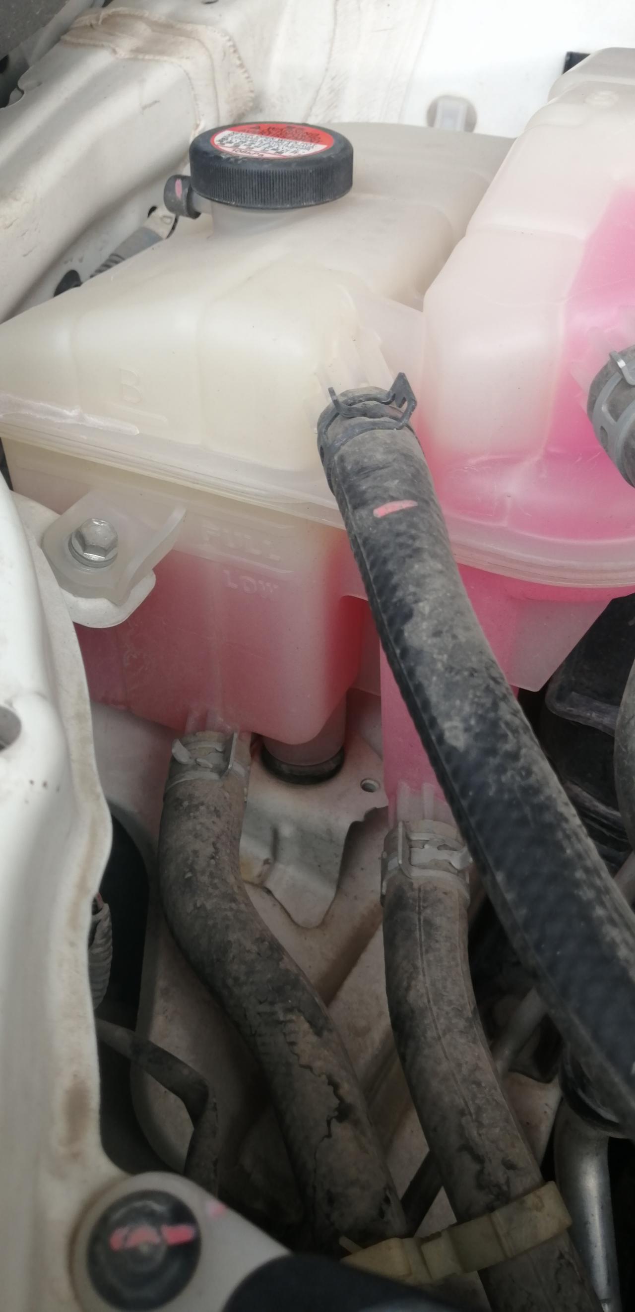 丰田卡罗拉 4s刚刚换的冷却液，就在最低标准了，正常吗