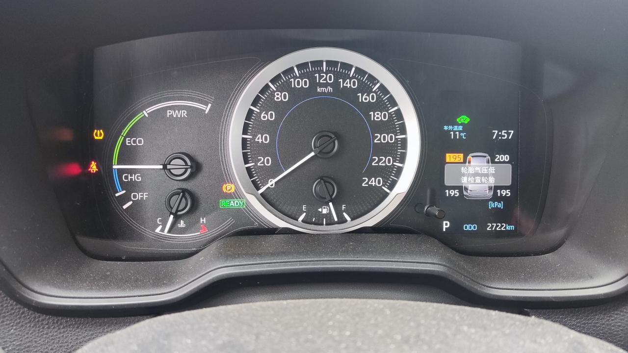 丰田卡罗拉 气温10度，发动汽车低速开了5分钟，胎压故障灯亮了，这个胎压正常吗