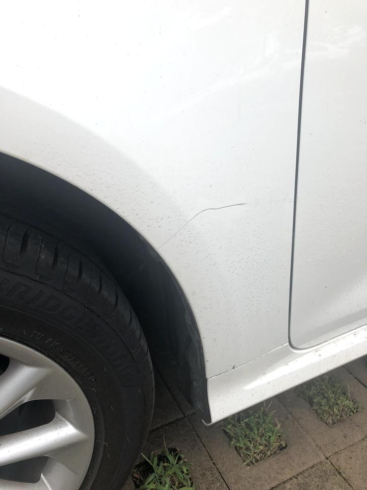 丰田卡罗拉 停路边被电动车刮了，该怎么修复