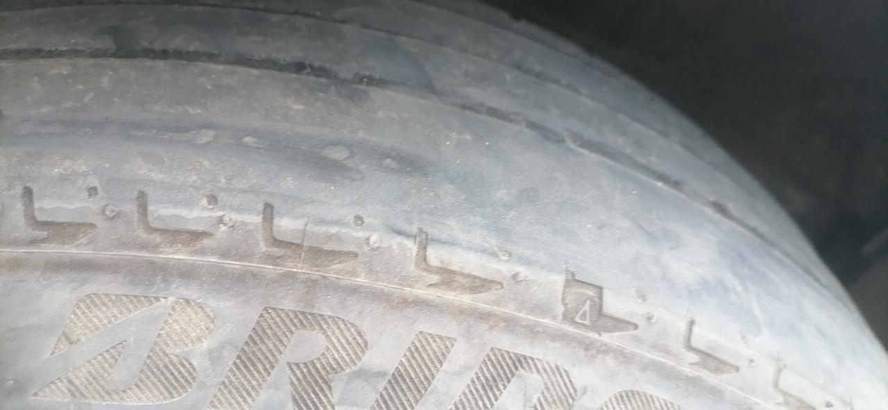 丰田卡罗拉 行车不够四干公里，车前轮磨损得这么样，是何原因？是不是车轮胎质量问题？
