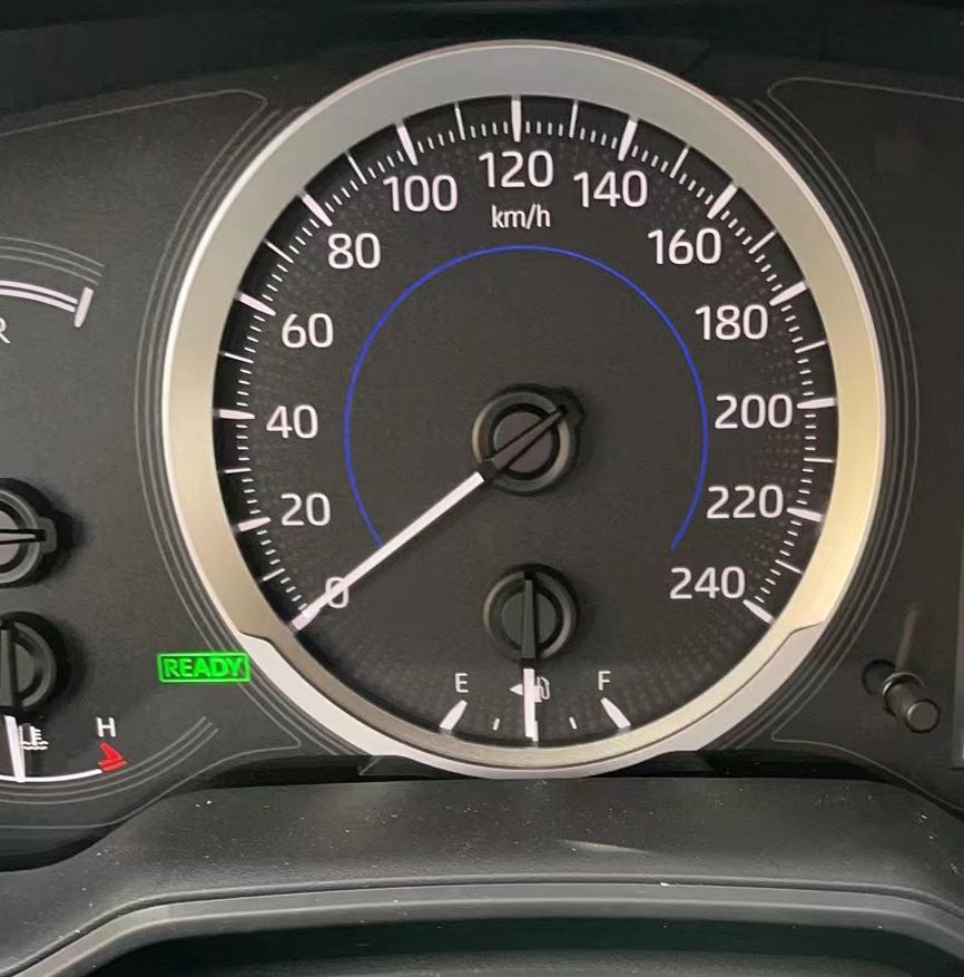  卡罗拉双擎液晶显示屏幕一直显示ready 这属于正常吗 在行驶的时候也如此