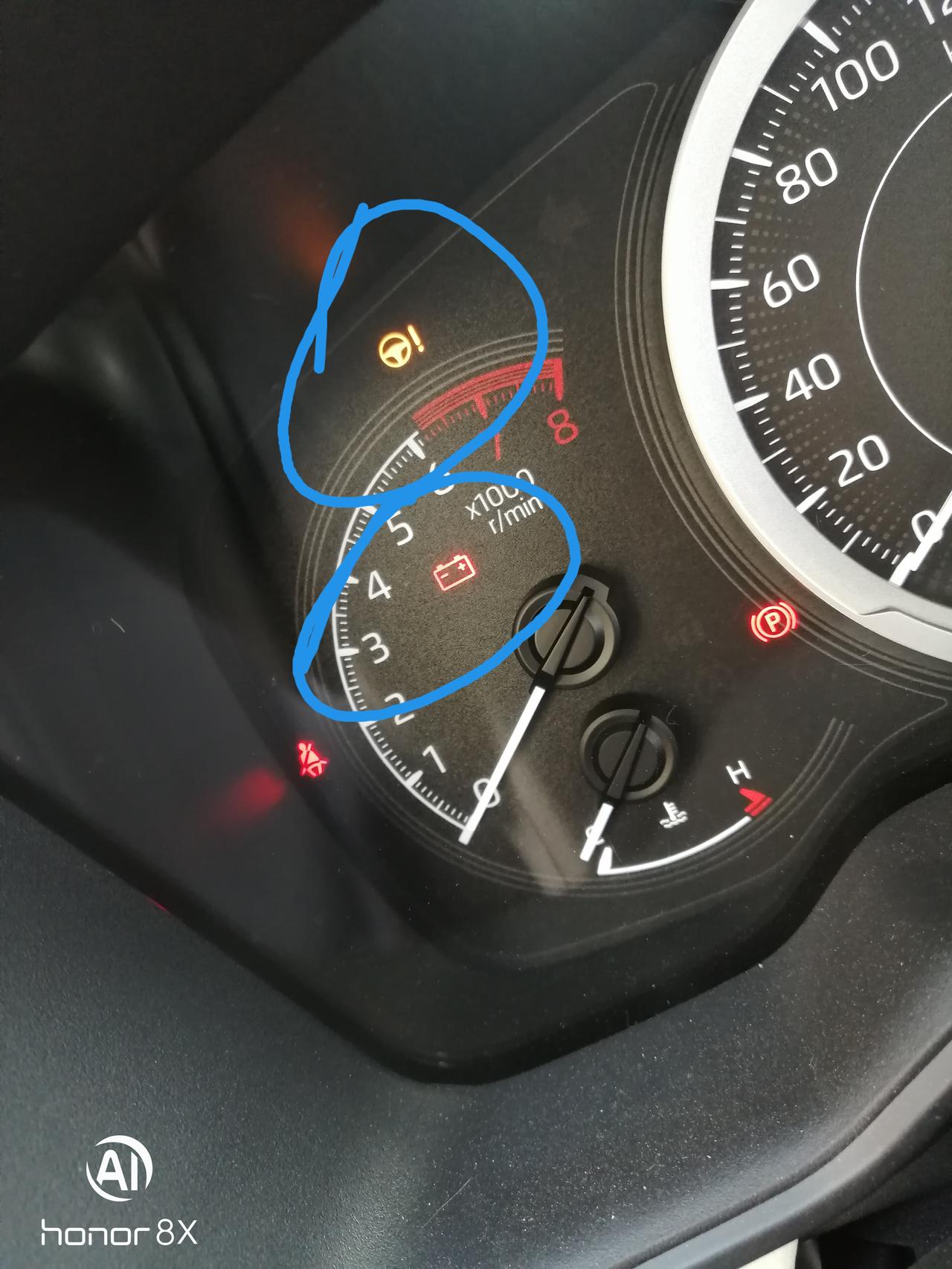 丰田卡罗拉 刚提新车不久，车子一通电，仪表盘就显示这两个图标，不知道是什么意思