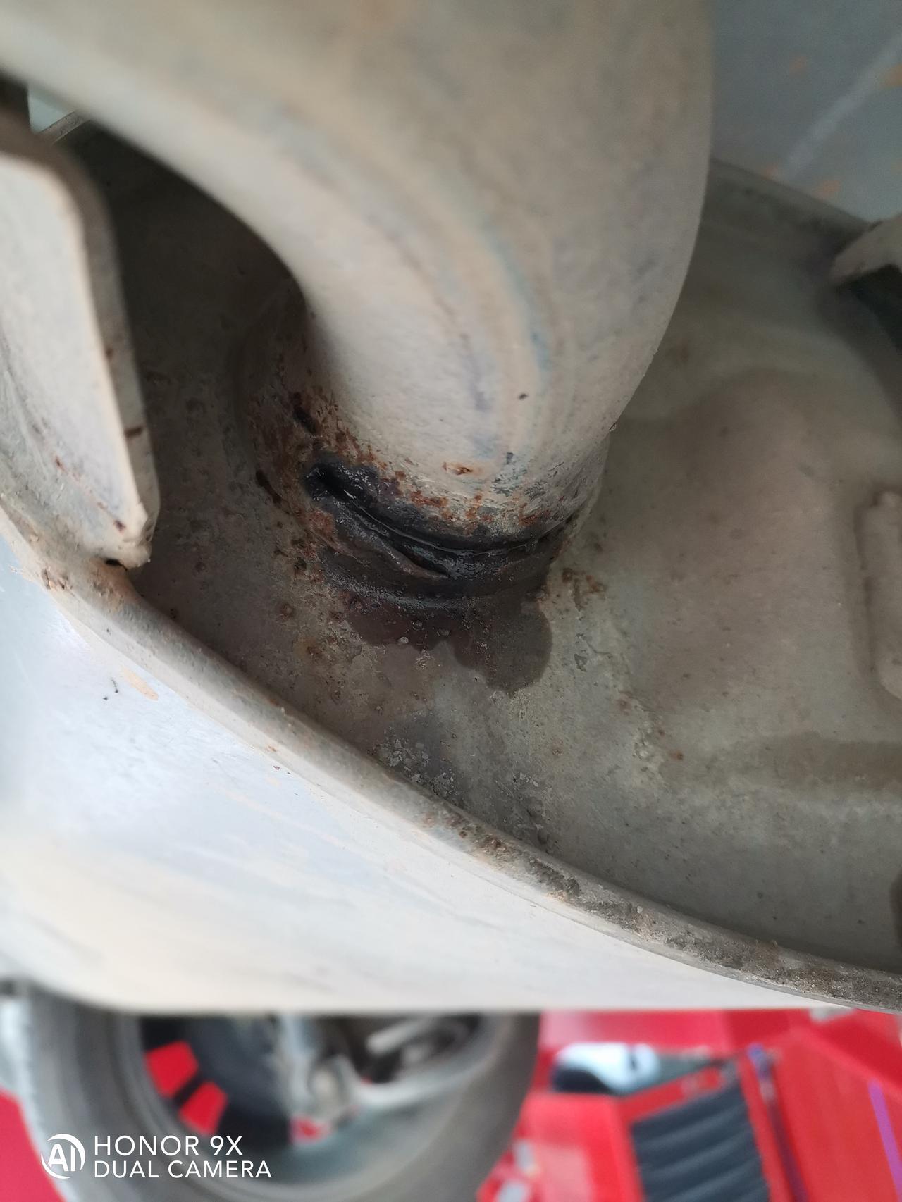 长安CS35 PLUS 排气筒这里是烂掉了还是没焊住？