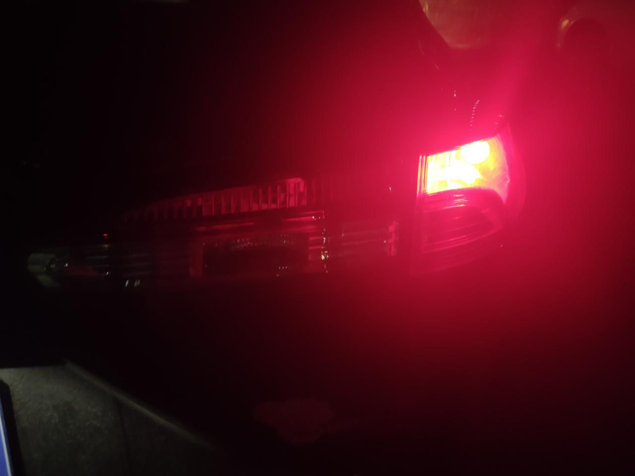 丰田锋兰达 峰兰达后备箱尾灯晚上不亮，是坏了还是就设计的不亮