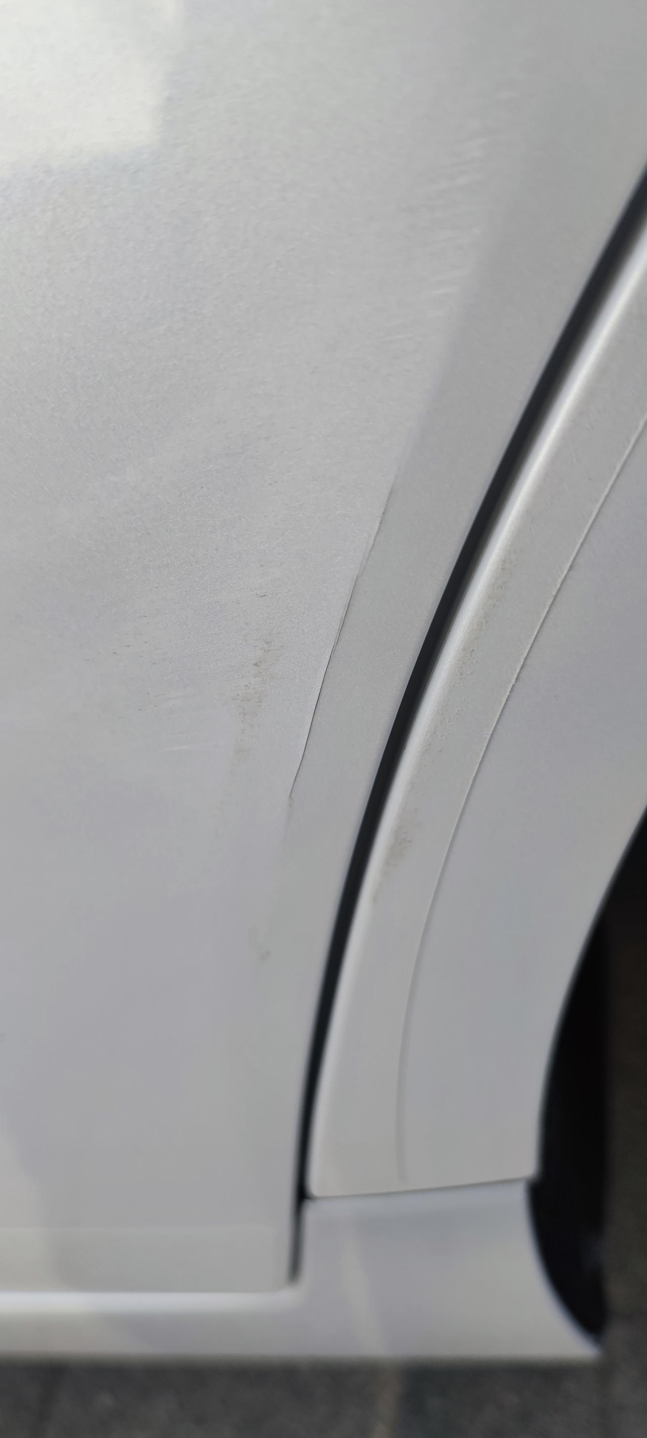 丰田亚洲龙 前几天怼了一下当时还是没裂纹的，今天洗车发现了位置是左后门上面。各位有必要去做补漆吗？不补漆会不会生锈啊两个