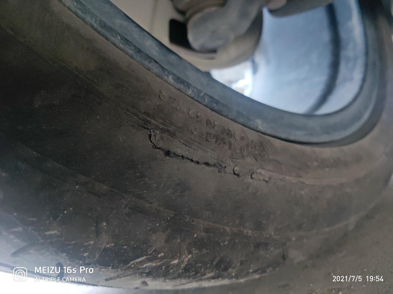长安UNI-T 车损险包括轮胎吗。前段时间速度太快过坑的时候掉坑碰了一下，现在右边前后两个轮胎都有损坏，玻璃水箱也坏了，