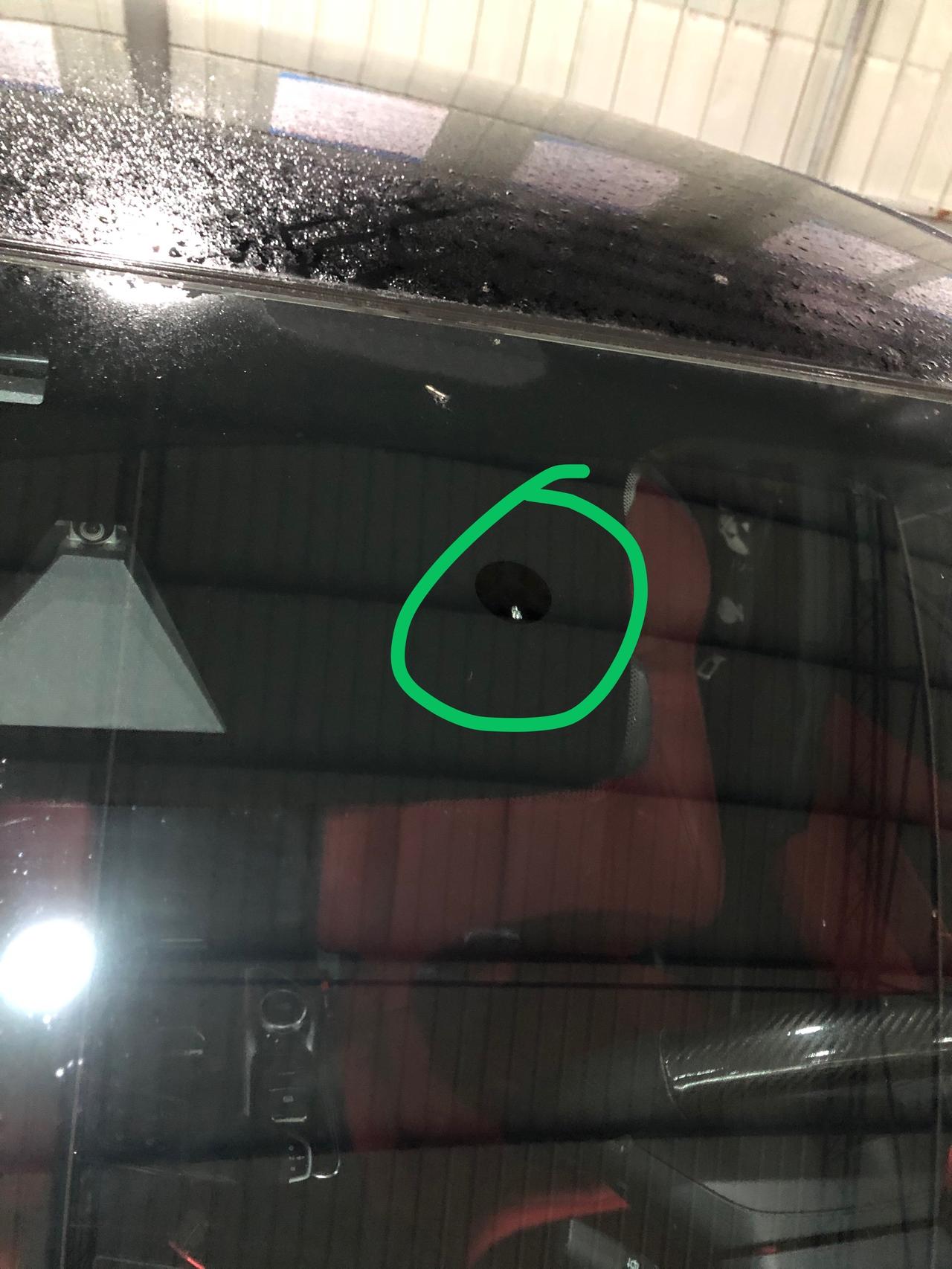 长安UNI-T 我的车前面挡风玻璃后视镜那个位置有一个这样的东西不知道是自带的还是玻璃被石头打碎了你们的车前面挡风玻璃上