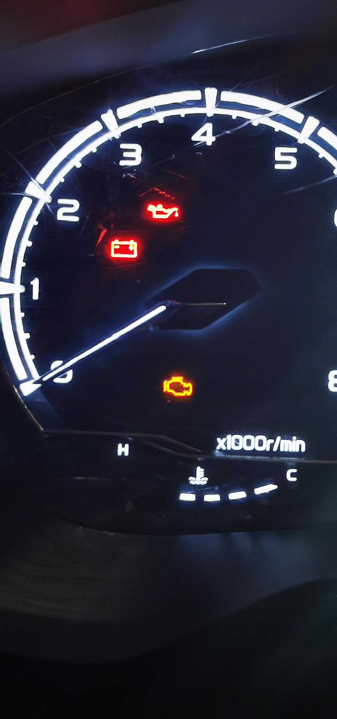 吉利远景X6 车子待机状态下亮起这几个灯 是什么问题