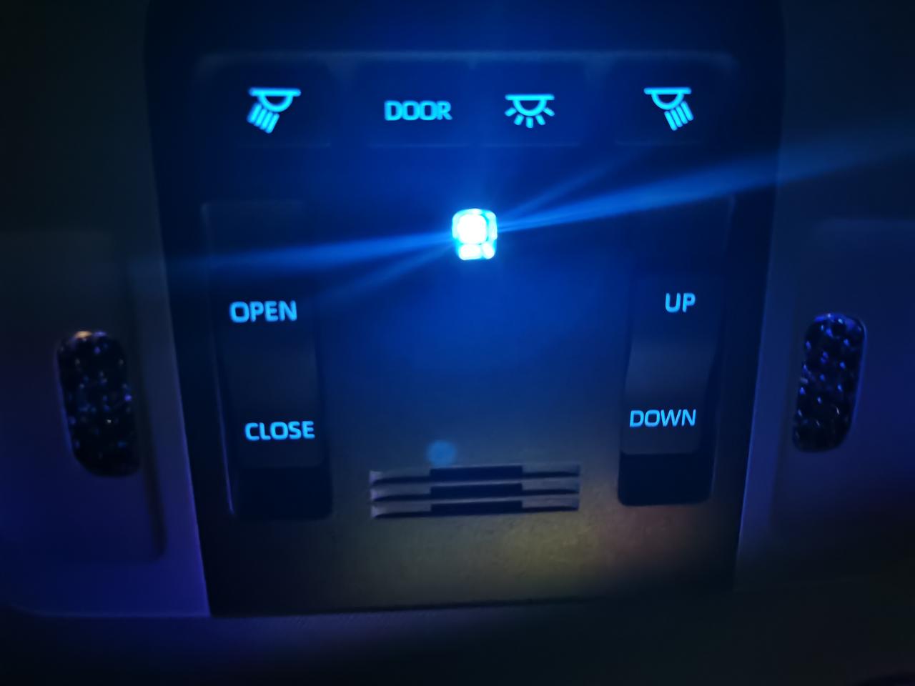 丰田凯美瑞 ，车顶天窗按键这里有个蓝灯一直亮是怎么回事了？不知道在哪关