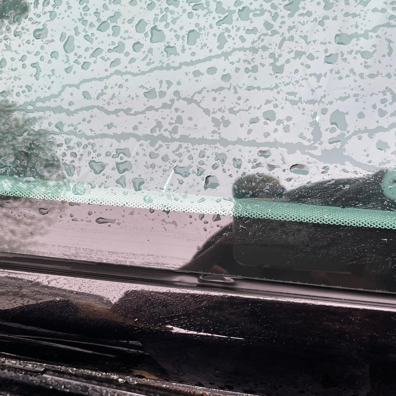 别克君越 前挡风玻璃边上的胶条有什么作用？有缝隙和变形会车内会漏水吗？