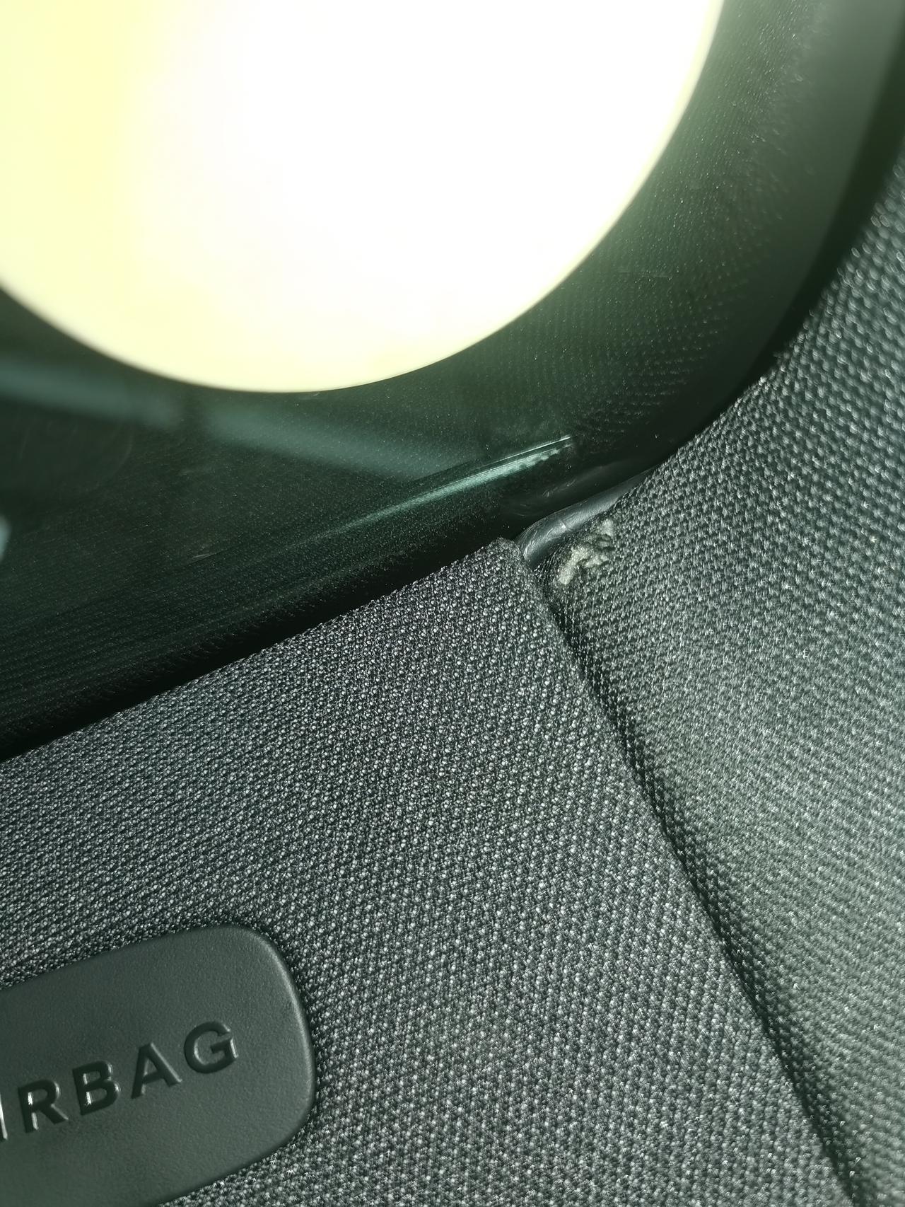 奔驰GLC 安装行车记录仪的师傅把副驾驶车窗上面顶布弄破了一个小洞，有方法修复吗？