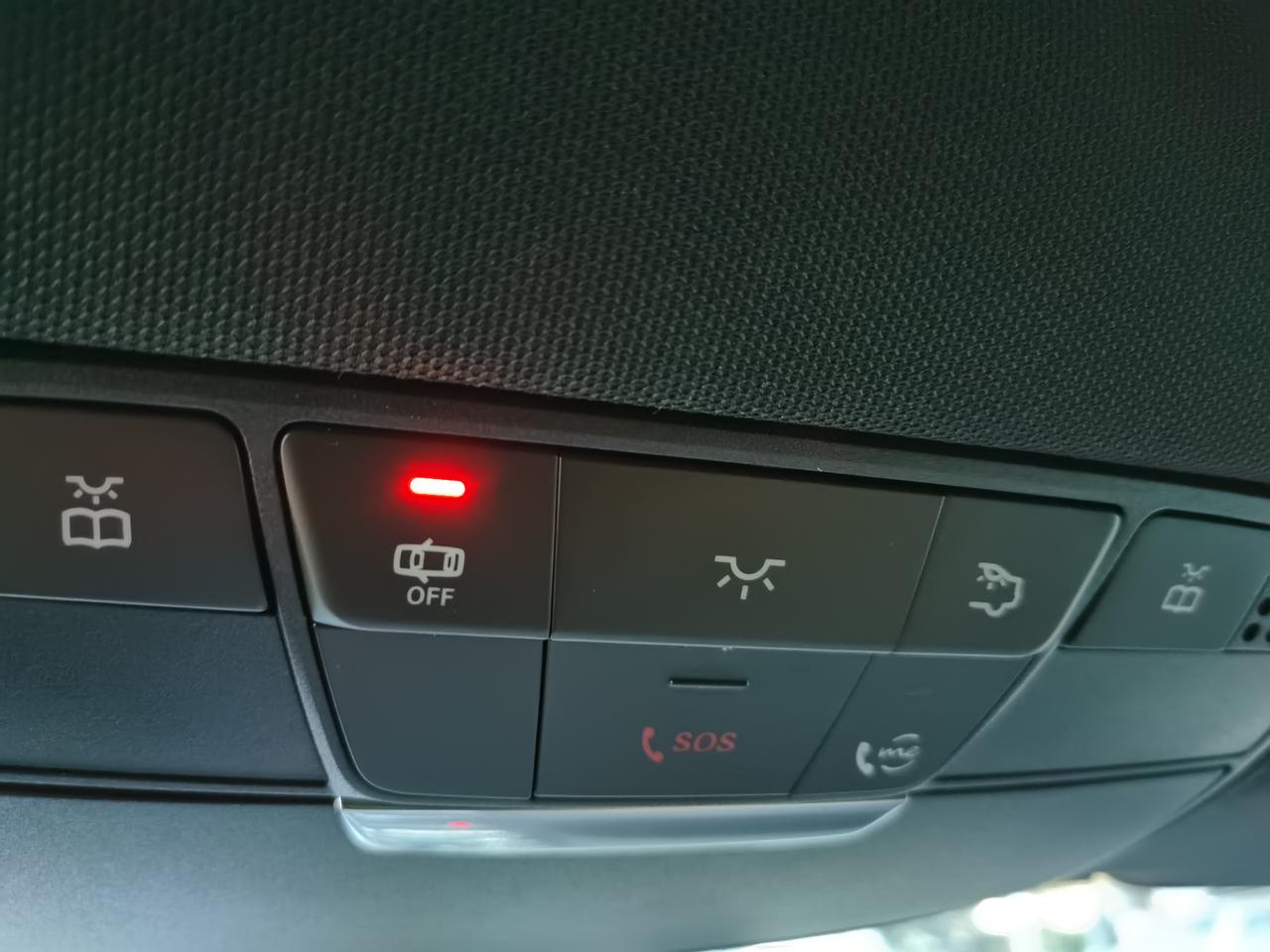 奔驰GLC ，车里前这个红灯就一直亮，这样正常吗？另外，车机屏幕中的右上角SoS NOT READY标识总