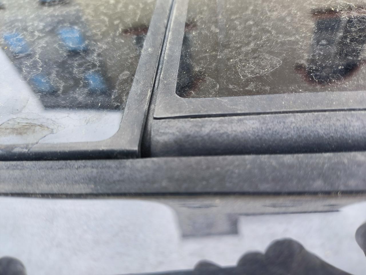 各位车友，探岳天窗周边的密封条用手按可以明显的看到缝隙，而且前面玻璃和后面玻璃的接驳处有缺口，两边都是。进水量大，这种情