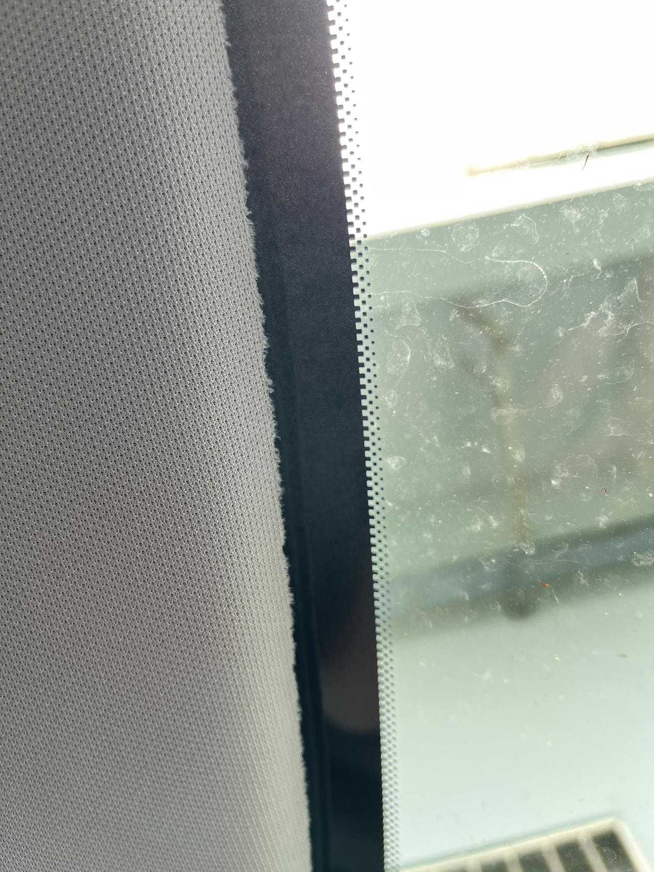 雪铁龙凡尔赛C5 X 今天装行车记录仪发现前档玻璃这里海绵的做工很毛，副驾驶座位下面的是用钉子钉的，各位车友也是这样的吗