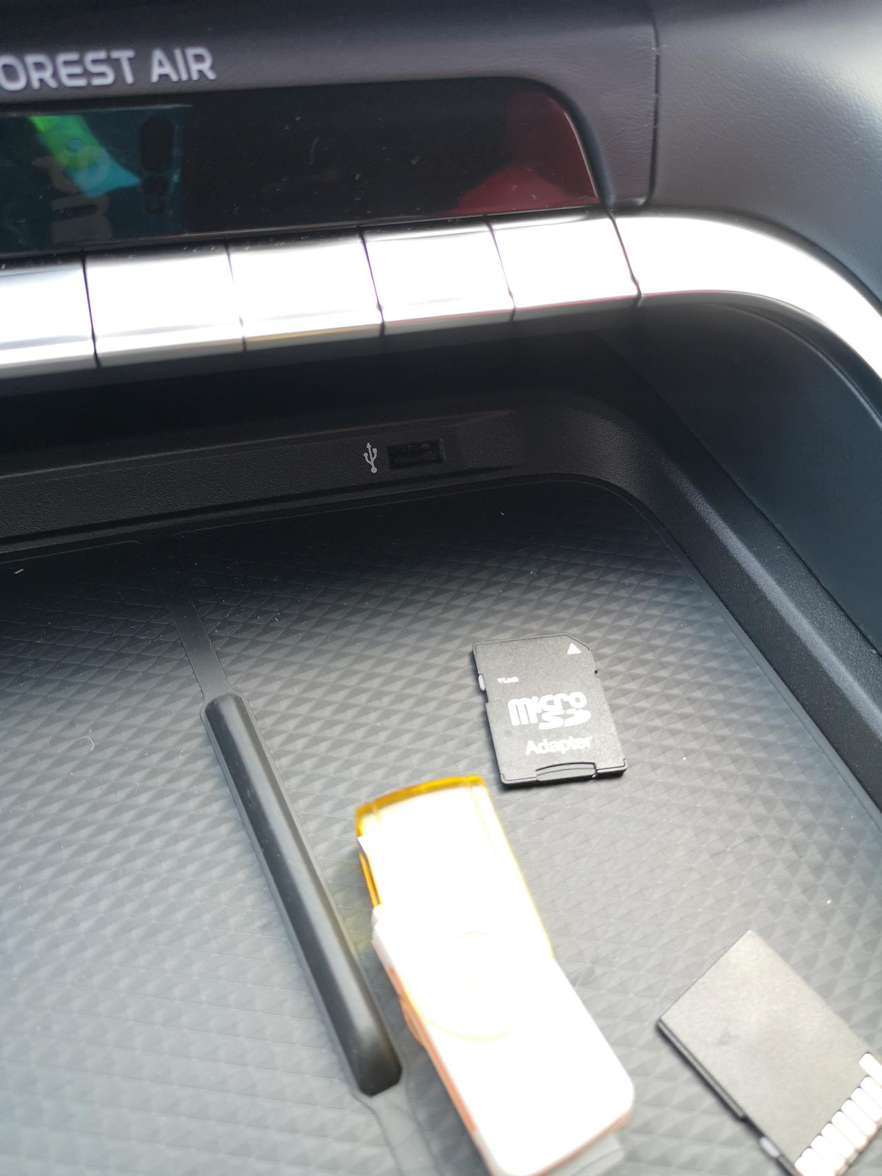 长安UNI-T 为什么插上USB没显示，副驾驶座下面的记录仪模块怎么插SD卡，设计太往里，看不到