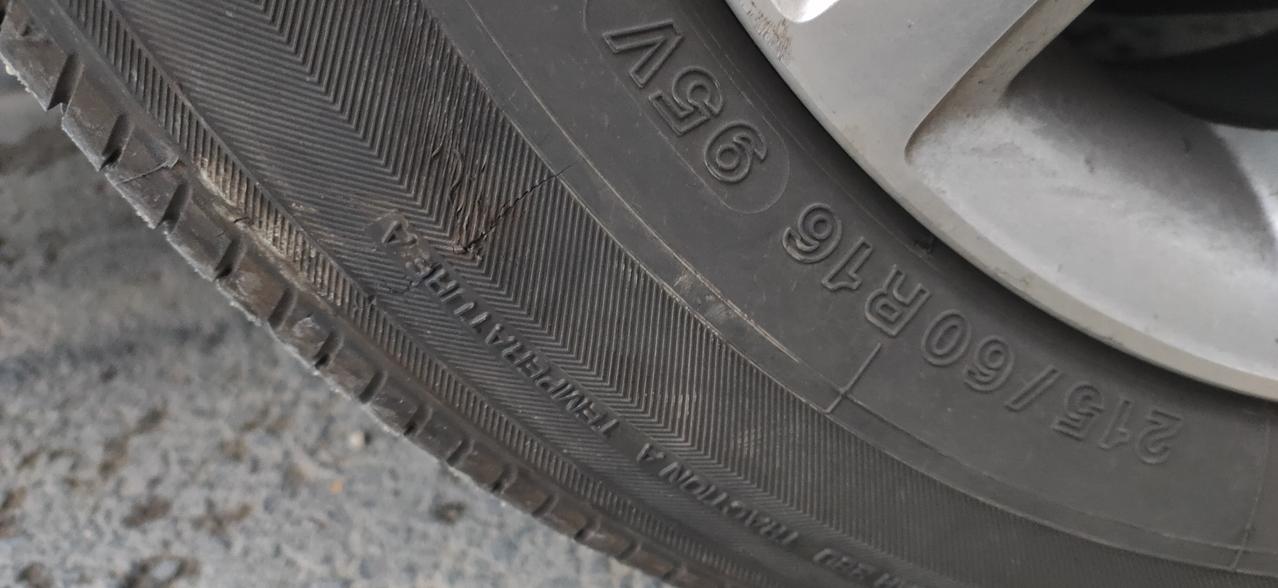 丰田凯美瑞 轮胎上有个划痕影响行驶吗