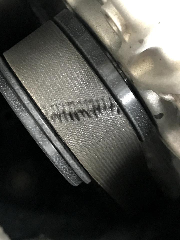 凯美瑞2019款2.0g豪华版 前几天打开发动机舱发现发动机边上的皮带有个像裂开的痕迹 这个正常吗