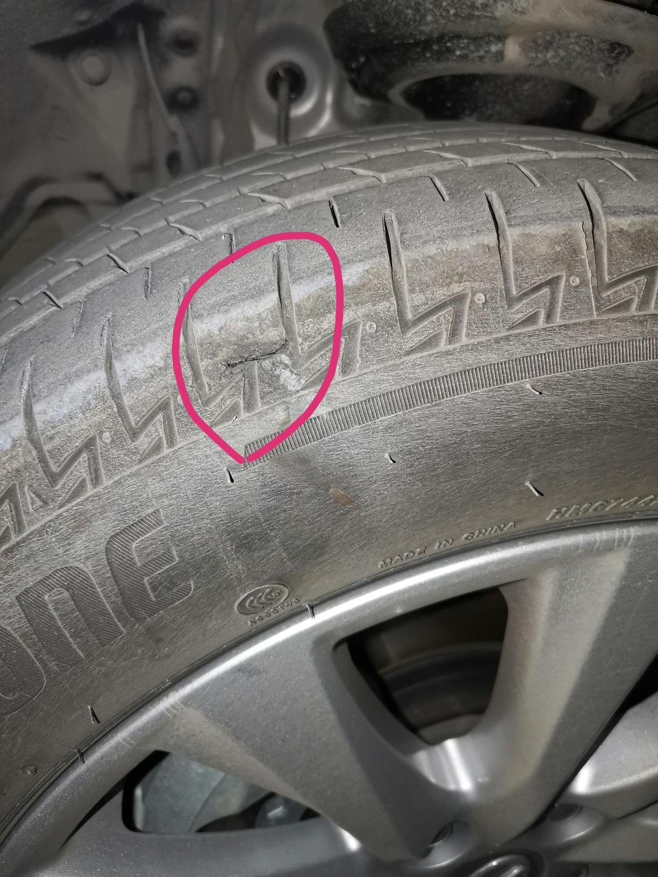 丰田凯美瑞 新车还没两月，发现左前胎被划了一道口子，然后又继续跑了几天通勤了。不知道这个要不要紧？帮看看。就是
