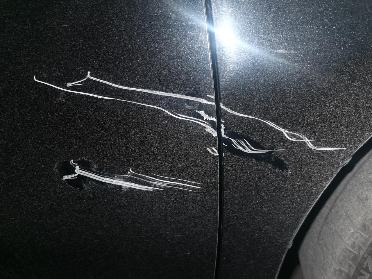 丰田凯美瑞 车友们，昨晚开车不小心蹭到门口大理石墩子上了，刮的很深，修复的话大约多少钱