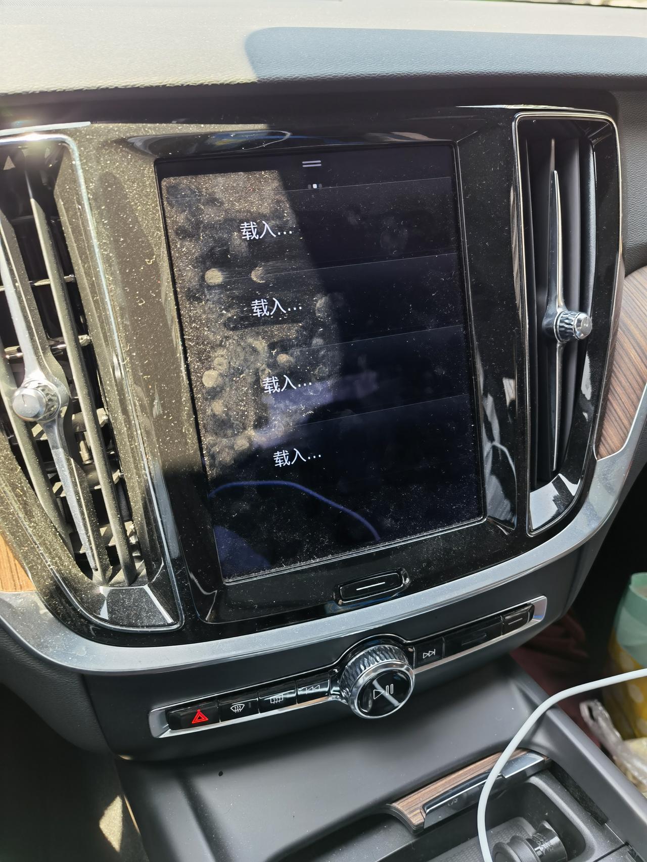 沃尔沃S60 开车途中，显示屏突然重启，并伴随发出“嗞嗞嗞嗞”声音