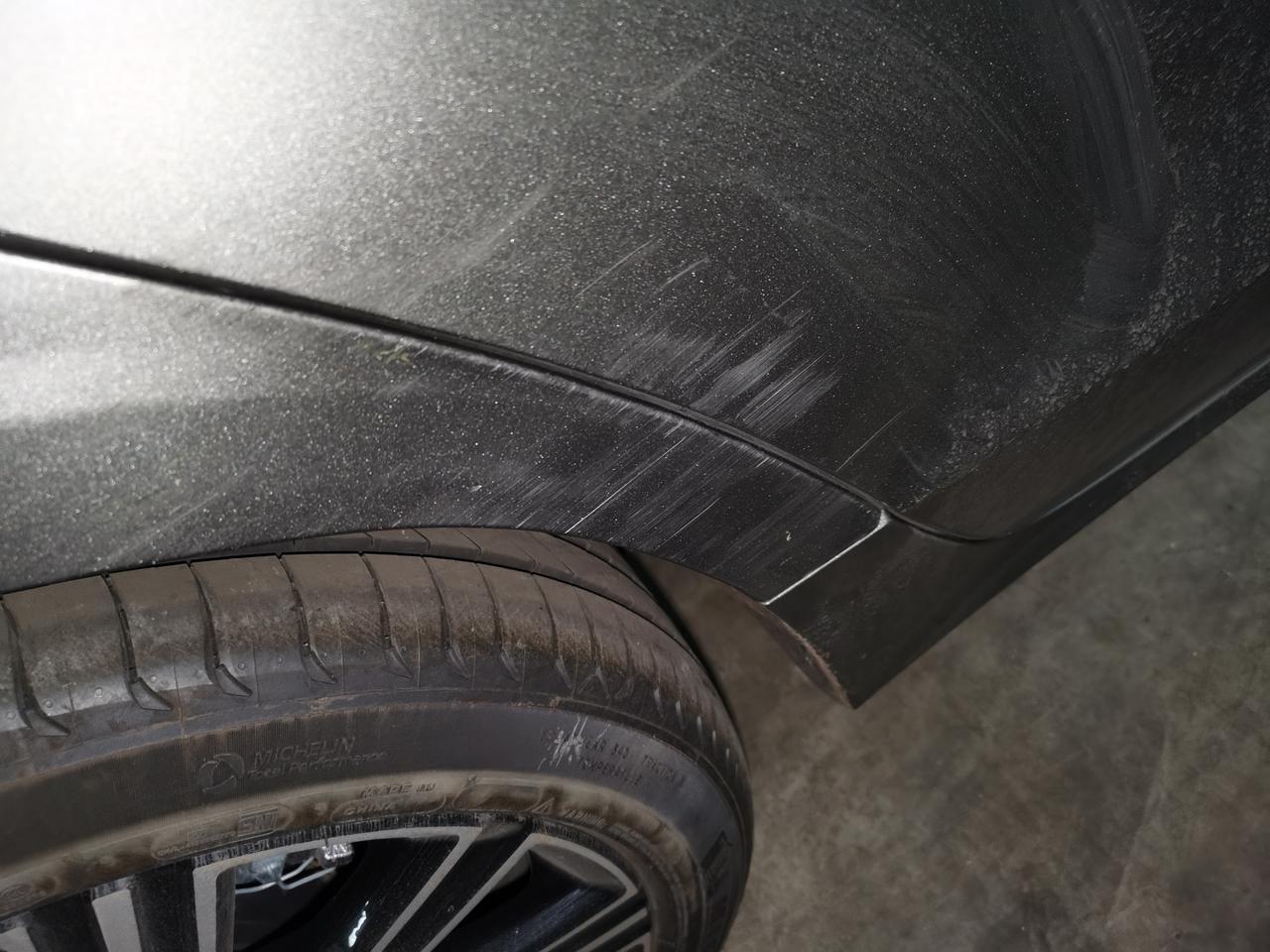 沃尔沃S60 ，海盐灰，新车刚开了俩月，车库里蹭了，这种划痕抛光能消了吗