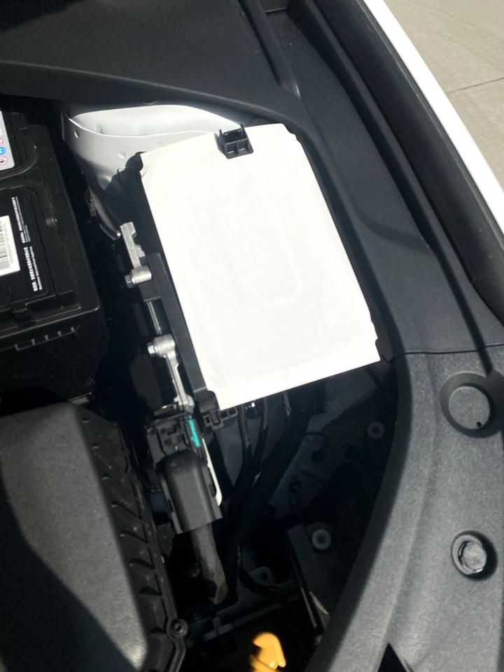 吉利星瑞  新车发动机舱里面有没有贴一张这个纸 是干用的