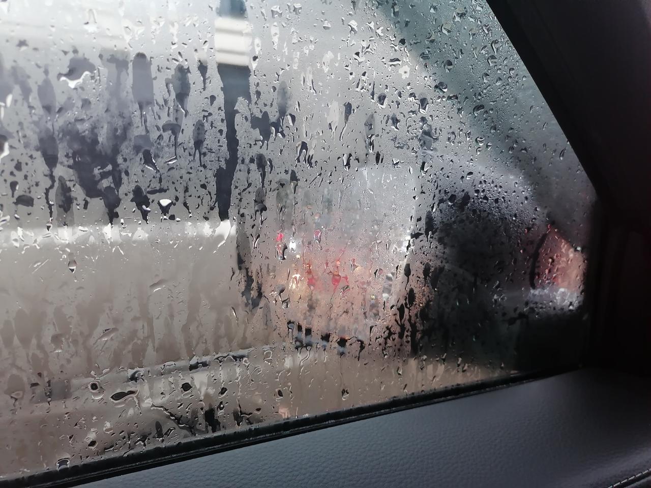 奇瑞瑞虎8 PLUS 雨天车窗外表面起雾（起雾是在窗外表面 ，车窗内表面没起雾），看不清楚后视镜了，咋办？期待兄弟们指教