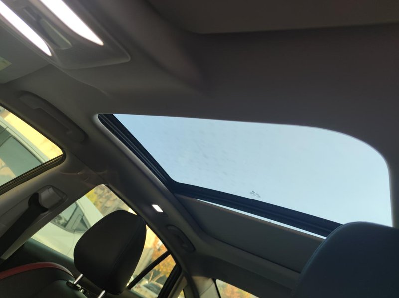 东风风神奕炫MAX 刚买的车，请问这遮阳帘怎么关闭的呀？?全景天窗只能打开一半吗？