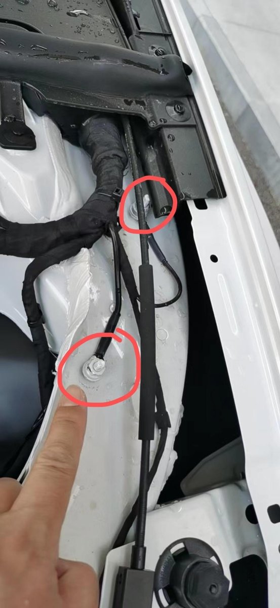 宝马3系 4s店提车时，打开前引擎盖时，发现有两颗螺丝被动过，这种情况正常吗？也碰到过这种情况吗