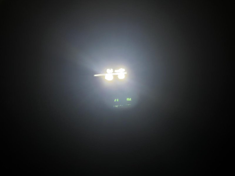 沃尔沃S60 22款智远，大灯反光碗为什么下面一排中间那个不亮，正常吗