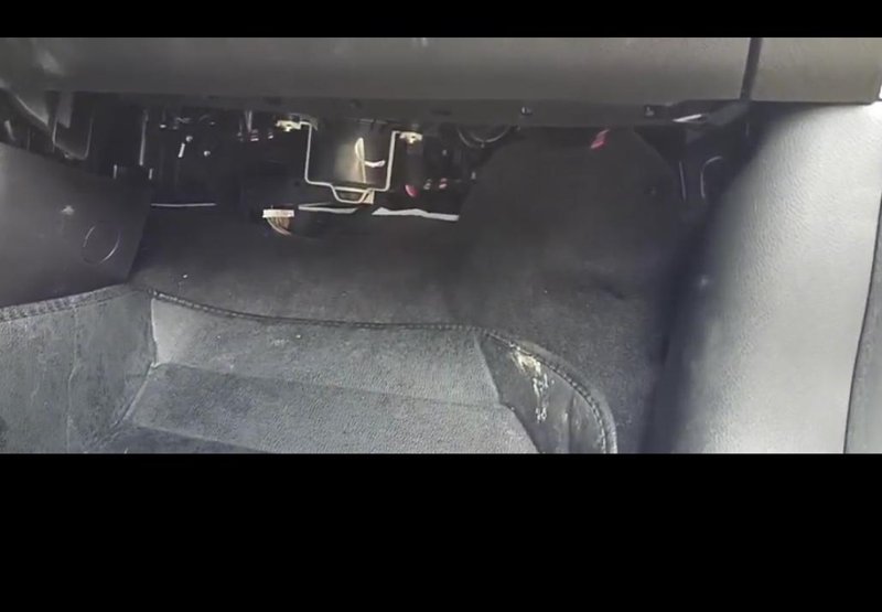 奇瑞瑞虎8 车友们，2019款1.6T自动豪华版副驾主驾下面都是没有这个盖板吗？