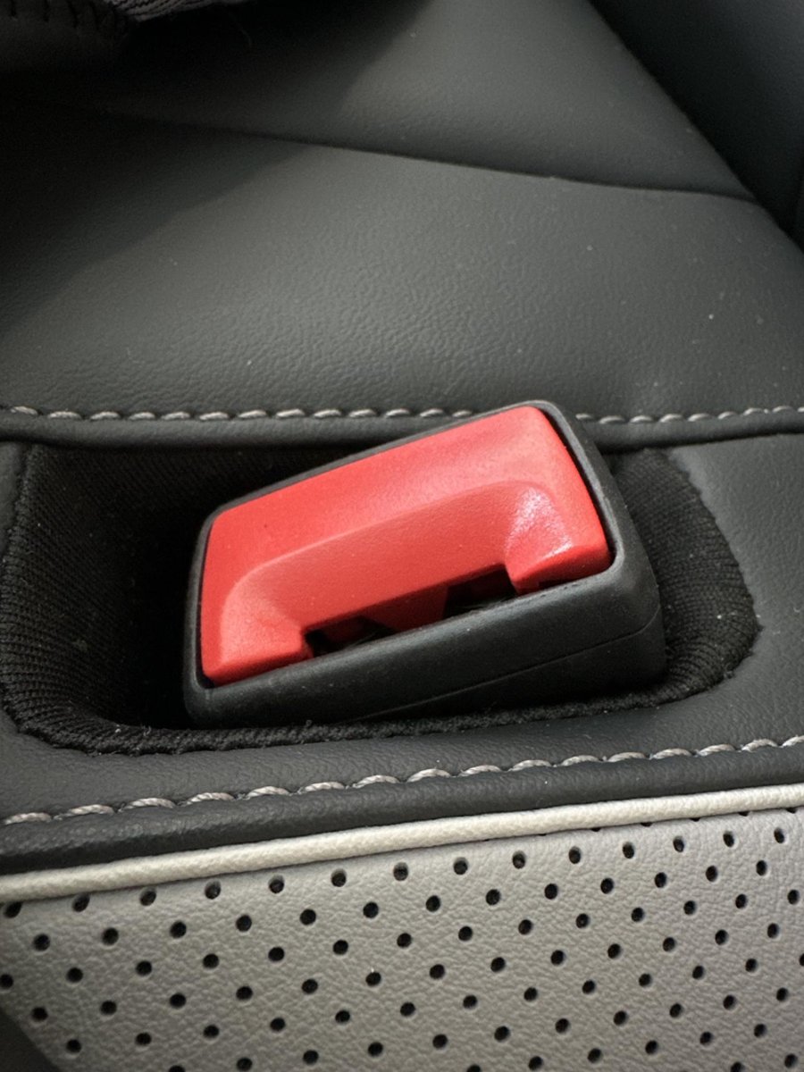 揽巡后排座的安全带插扣支出那么高，还那么靠前！是否能调节呢？
