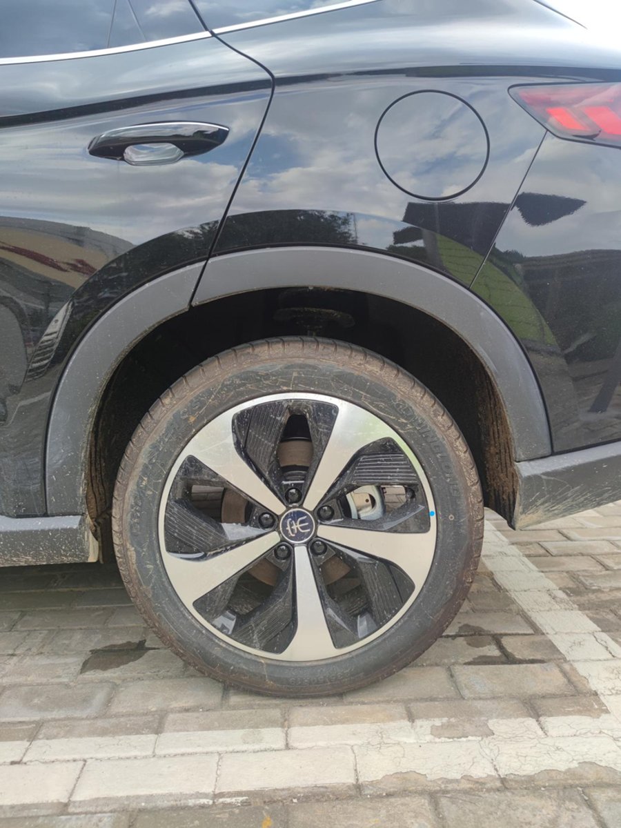 比亚迪宋PLUS DM-i ，新车提车轮胎这种使用痕迹正常吗？轮胎是23年4月份的，靠胎面胎毛有点磨损