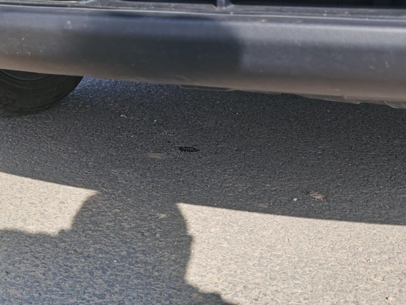 奇瑞瑞虎8 ，有个问题，停车一段时间后，发动机正下方地面上有一点油渍，属于正常现象还是漏油