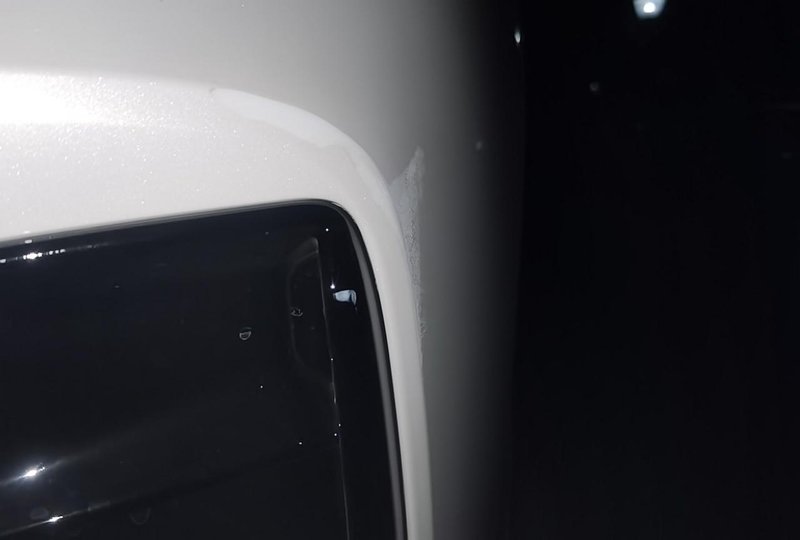 沃尔沃S60 11.23刚提车，26号为了避让电动车顶到边上护栏了，车漆被蹭伤，万能的车友圈，请问这个包含在保修部分内吗