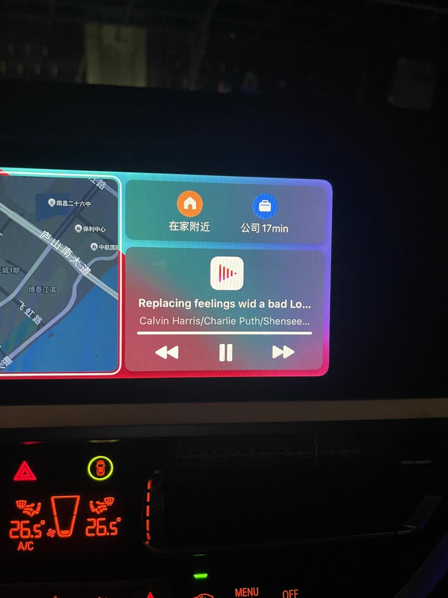 宝马3系 为啥的Carplay音乐界面卡在这了，而仪表台的能正常显示？ Carplay音乐界面一直卡在这，换歌曲、换