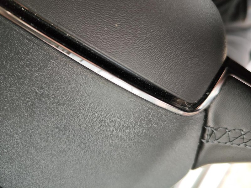 沃尔沃S60 有遇到这种问题的吗？方向盘上的金属装饰起皮了，目测是贴了一层金属材质的贴片。能修复吗？
